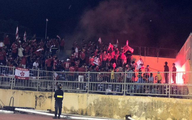 SLNA và CLB Hải Phòng đều bị phạt vì để khán giả đốt pháo sáng SLNA và CLB Hải Phòng đều bị phạt vì để khán giả đốt pháo sáng