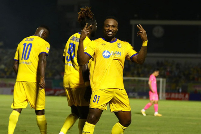 Sông Lam Nghệ An 1-0 Hồng Lĩnh Hà Tĩnh: Oseni lập công, SLNA thắng tối thiểu