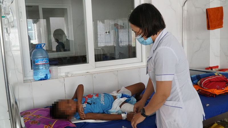 Sức khỏe cháu bé 8 tuổi bị đốt bỏng 2 chân đã ổn định