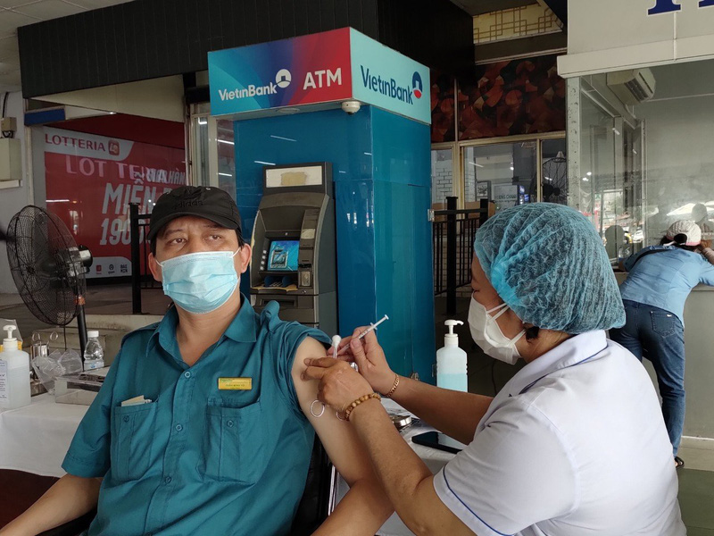 TP. Hồ Chí Minh: Hơn 600.000 lượt người đã được tiêm vaccine phòng COVID-19 trong tháng cao điểm TP. Hồ Chí Minh: Hơn 600.000 lượt người đã được tiêm vaccine phòng COVID-19 trong tháng cao điểm