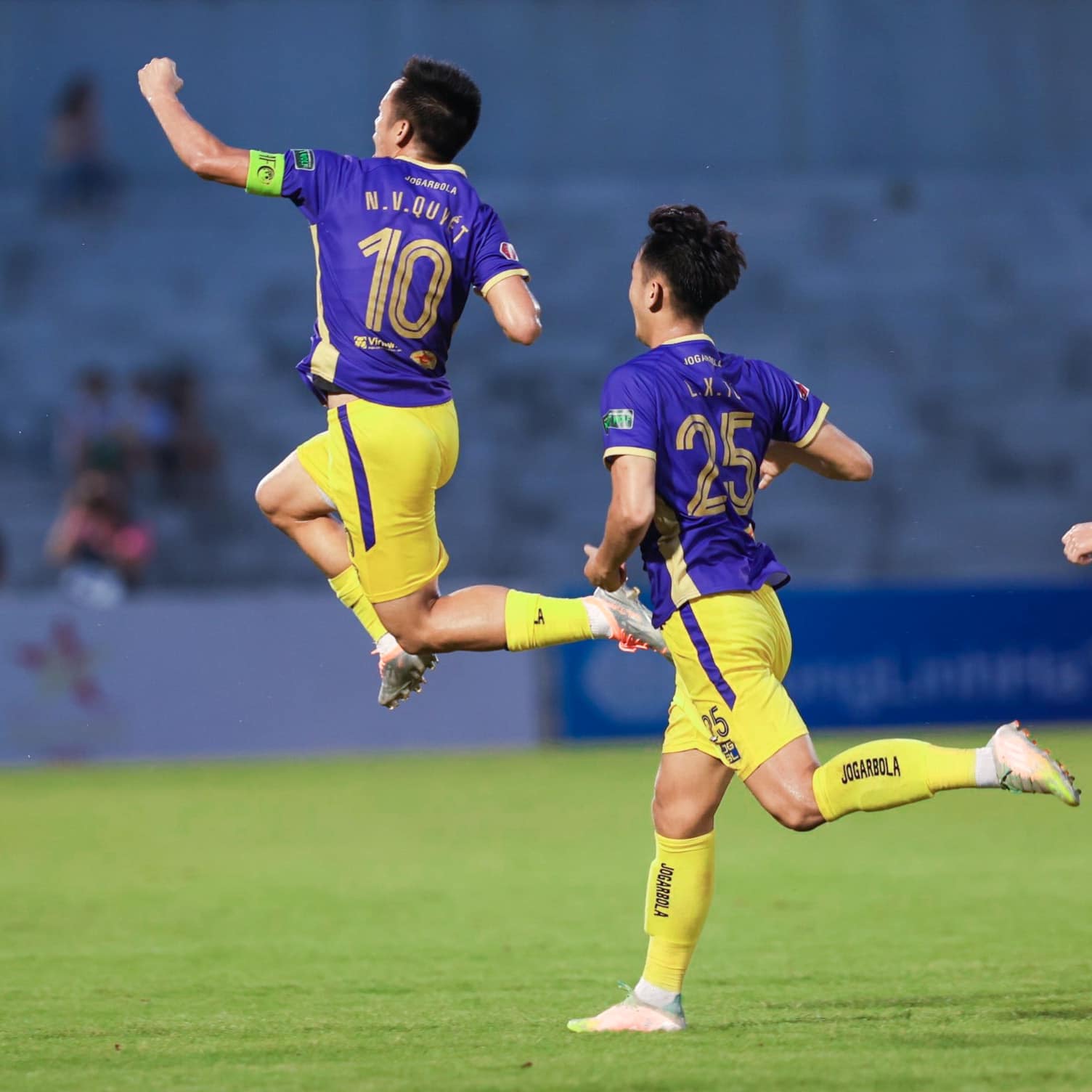 Thắng kịch tính trên sân khách, CLB Hà Nội lấy ngôi đầu V.League của SLNA