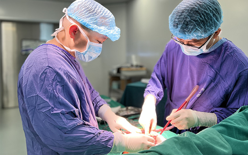 Tiêm filler nâng ngực tại spa, một phụ nữ phải nhập viện vì biến chứng