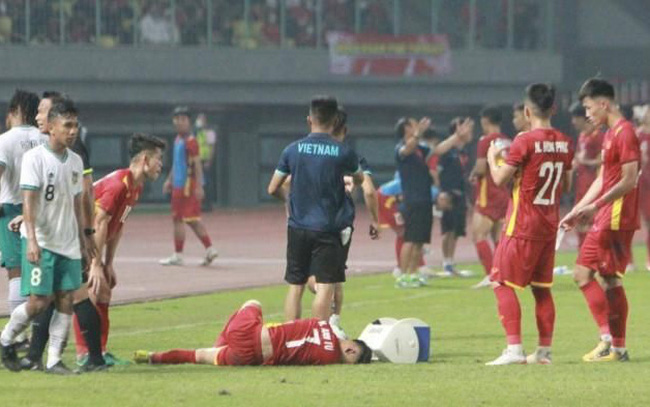 Tiền đạo U19 Việt Nam chấn thương nặng sau trận gặp Indonesia