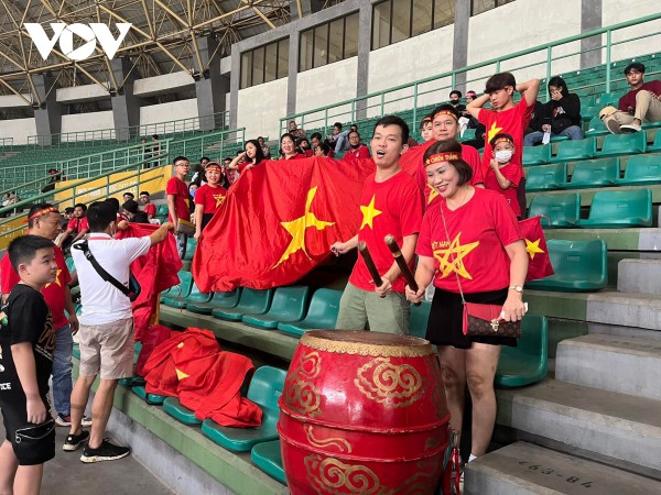 Trân quý tình cảm của người Việt xứ vạn đảo tiếp lửa cho U19 Việt Nam