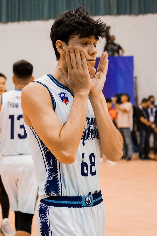 Có mặt ở TP. HCM xem bóng rổ HOT thế nào: Cầu thủ chiến hết mình trên sân, khán giả từ cuồng nhiệt đến vỡ oà  - Ảnh 7.