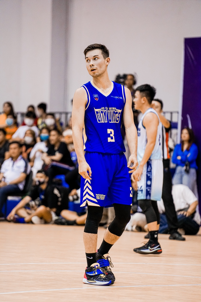 Có mặt ở TP. HCM xem bóng rổ HOT thế nào: Cầu thủ chiến hết mình trên sân, khán giả từ cuồng nhiệt đến vỡ oà  - Ảnh 5.