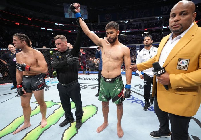 Xếp Yair Rodriguez tranh đai tạm thời cùng Josh Emmett: Phương án phù hợp cho hạng lông UFC - Ảnh 1. Xếp Yair Rodriguez tranh đai tạm thời cùng Josh Emmett: Phương án phù hợp cho hạng lông UFC - Ảnh 1.