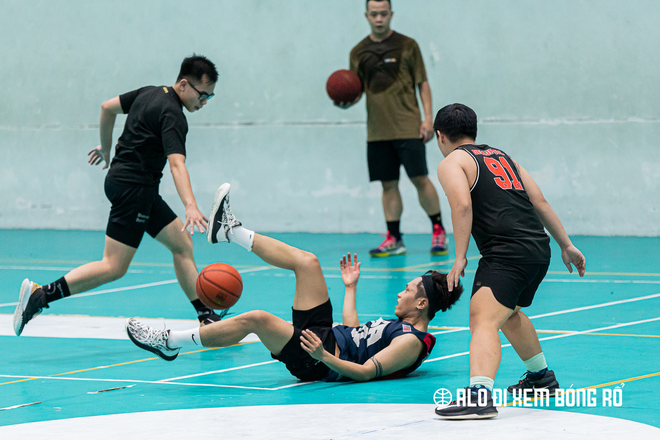 Trải nghiệm một buổi thuê sân chơi bóng rổ cùng hội tay ngang - Ảnh 10.