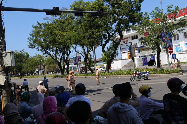 Công an thông tin ban đầu vụ dùng súng cướp tiệm vàng tại chợ Đông Ba - Ảnh 3.