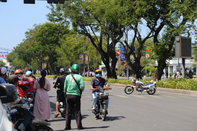 Công an thông tin ban đầu vụ dùng súng cướp tiệm vàng tại chợ Đông Ba - Ảnh 2.