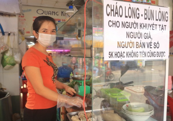 Quán cháo lòng ‘kỳ lạ’ ở TP.HCM: 25.000 đồng/tô nhưng 5.000 đồng hoặc không tiền cũng ăn được