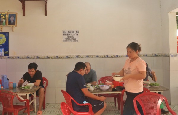 Quán cháo lòng ‘kỳ lạ’ ở TP.HCM: 25.000 đồng/tô nhưng 5.000 đồng hoặc không tiền cũng ăn được
