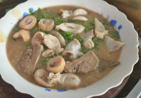 Quán cháo lòng ‘kỳ lạ’ ở TP.HCM: 25.000 đồng/tô nhưng 5.000 đồng hoặc không tiền cũng ăn được