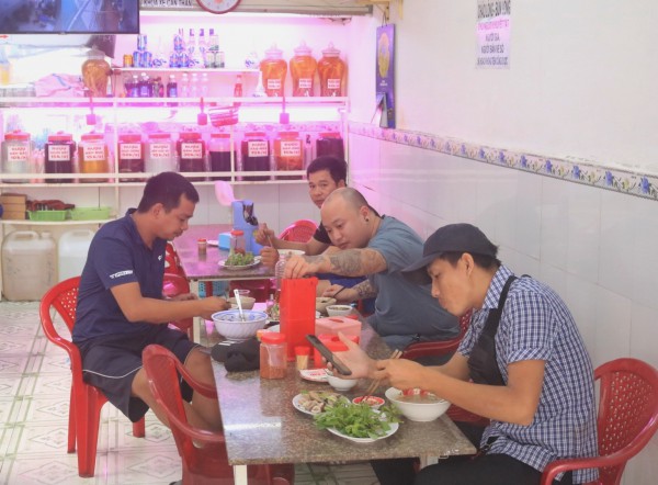 Quán cháo lòng ‘kỳ lạ’ ở TP.HCM: 25.000 đồng/tô nhưng 5.000 đồng hoặc không tiền cũng ăn được