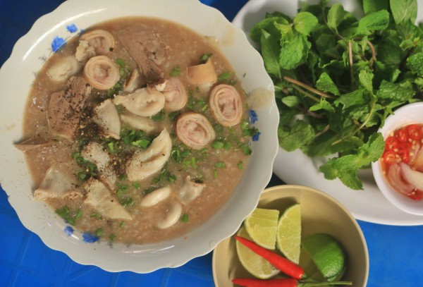 Quán cháo lòng ‘kỳ lạ’ ở TP.HCM: 25.000 đồng/tô nhưng 5.000 đồng hoặc không tiền cũng ăn được