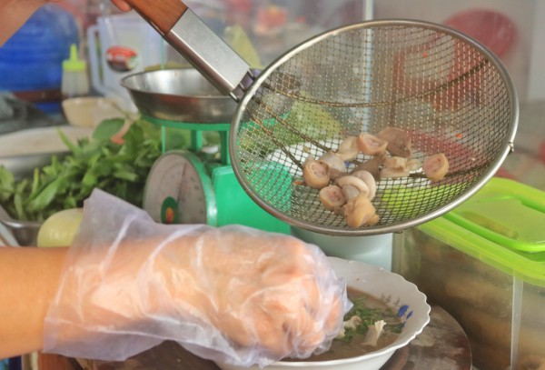 Quán cháo lòng ‘kỳ lạ’ ở TP.HCM: 25.000 đồng/tô nhưng 5.000 đồng hoặc không tiền cũng ăn được