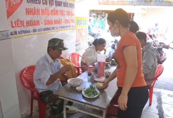 Quán cháo lòng ‘kỳ lạ’ ở TP.HCM: 25.000 đồng/tô nhưng 5.000 đồng hoặc không tiền cũng ăn được