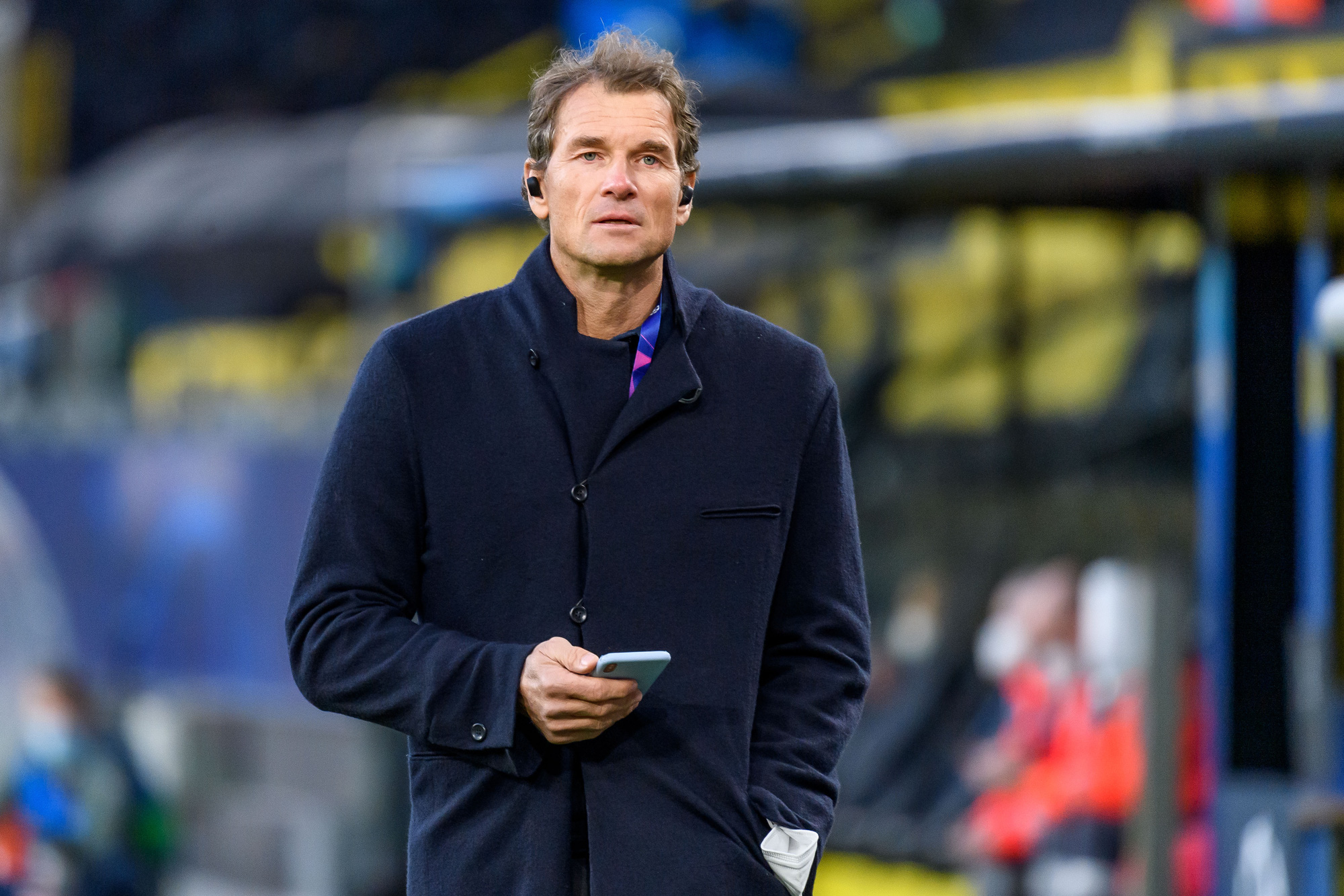 Cựu sao Arsenal Jens Lehmann cầm cưa máy sang phá nhà hàng xóm