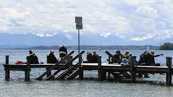 Cựu sao Arsenal Jens Lehmann cầm cưa máy sang phá nhà hàng xóm