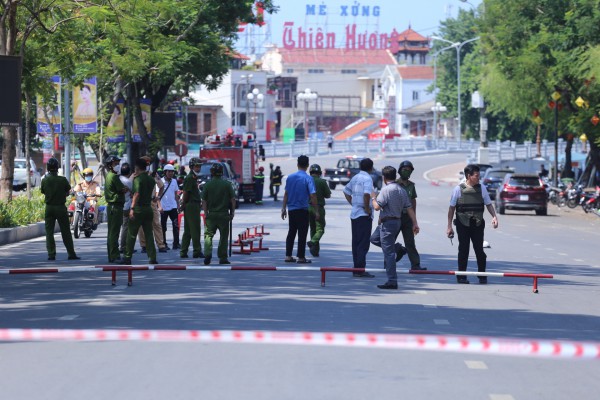 Người dân thuật lại vụ nghi phạm mặc đồ giống trang phục công an, cầm súng cướp tiệm vàng