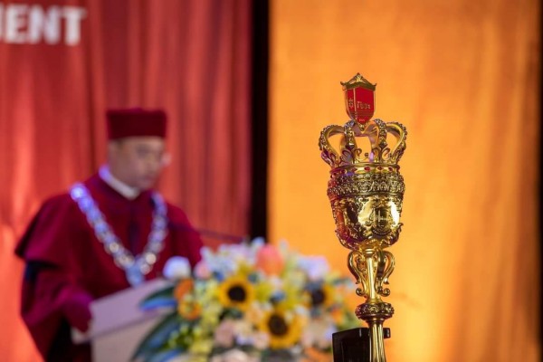 Lễ tốt nghiệp ‘đậm chất hoàng gia’ gây bão: Giản dị hay tôn trọng sự khác biệt?