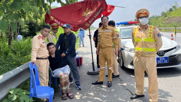 CSGT bắt nghi phạm vận chuyển 9 bánh heroin và nhiều ma túy trên cao tốc