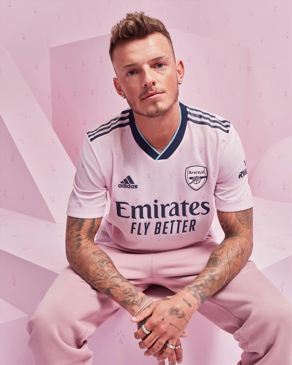 Arsenal ra mắt áo đấu màu hồng phấn