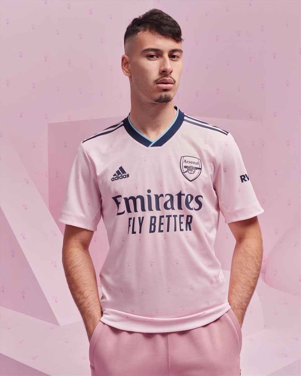 Arsenal ra mắt áo đấu màu hồng phấn