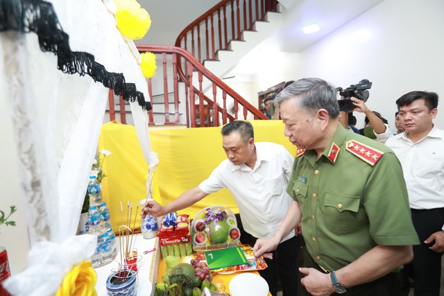 Bộ trưởng Bộ Công an thăm, động viên gia đình các chiến sỹ hy sinh trong vụ cháy tại quận Cầu Giấy - Ảnh 2.