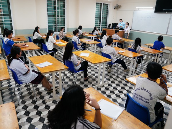 Thí sinh bị điểm 0 vì ngủ quên trong giờ thi: Giám thị nghiêm túc hay vô cảm?