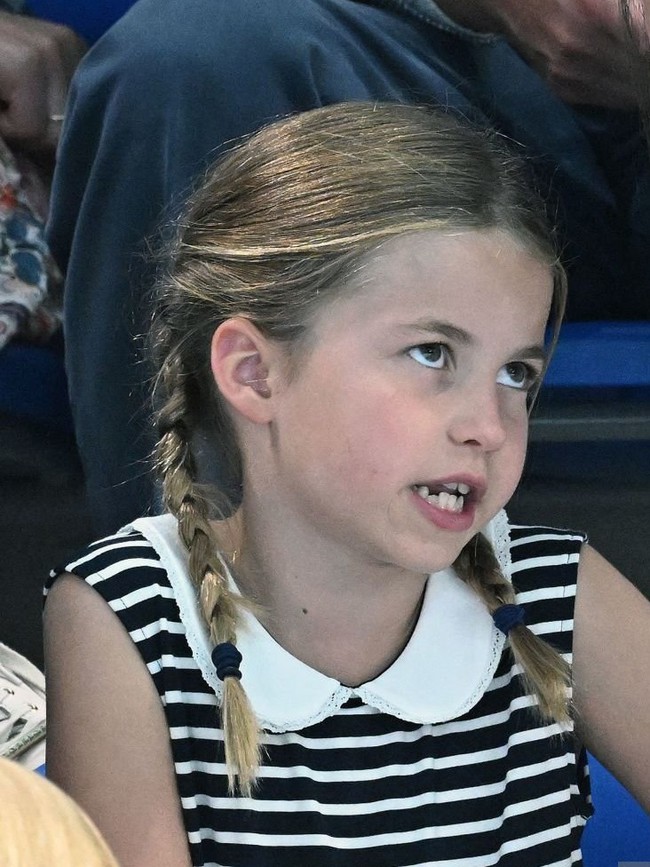 Công chúa Charlotte "chiếm sóng" của cha mẹ với loạt biểu cảm hài hước gây bão MXH - Ảnh 8.