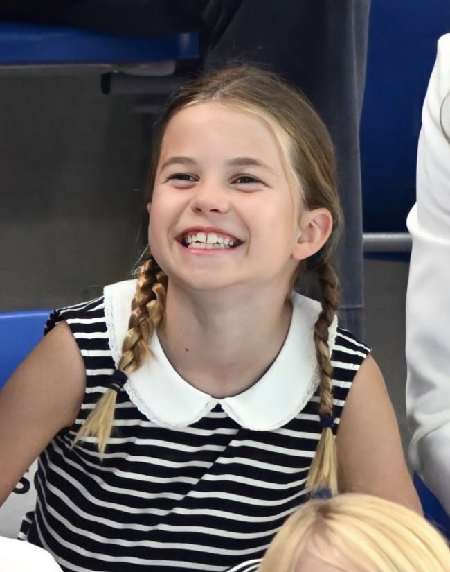 Công chúa Charlotte "chiếm sóng" của cha mẹ với loạt biểu cảm hài hước gây bão MXH - Ảnh 10.