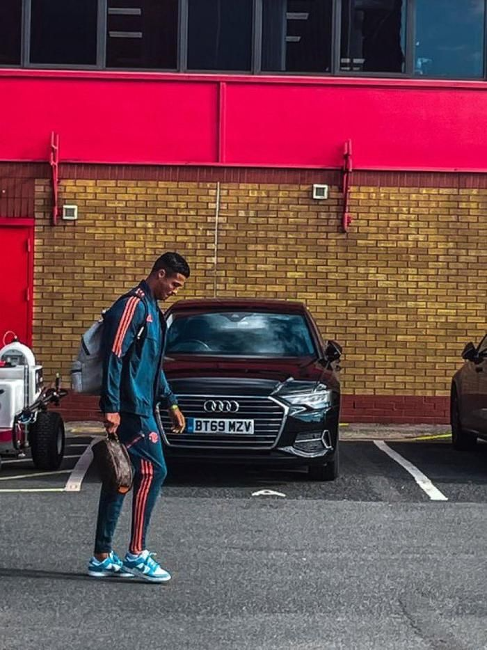 Bị thay sau hiệp 1, Ronaldo giận dỗi bỏ về sớm Bị thay sau hiệp 1, Ronaldo giận dỗi bỏ về sớm