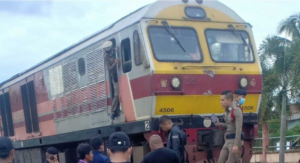 Xả súng nhằm vào tàu chở khách ở miền Nam Thái Lan Xả súng nhằm vào tàu chở khách ở miền Nam Thái Lan