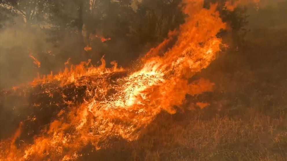 Ngọn lửa hừng hừng thiêu đốt California: Thị trấn xinh đẹp bỗng chốc hóa tro tàn - Ảnh 2.