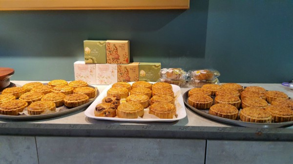 Bánh trung thu khởi động sớm, bán chậm