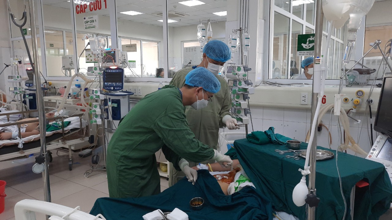 Mắc cúm A bị biến chứng nặng không ngờ, nữ bệnh nhân 40 tuổi bị suy hô hấp nặng phải đặt ECMO Mắc cúm A bị biến chứng nặng không ngờ, nữ bệnh nhân 40 tuổi bị suy hô hấp nặng phải đặt ECMO