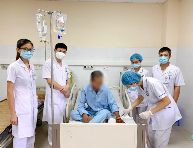 Tự chữa trị tại nhà khi bị rắn độc cắn, người đàn ông suy đa tạng, suýt phải cắt cụt tay Tự chữa trị tại nhà khi bị rắn độc cắn, người đàn ông suy đa tạng, suýt phải cắt cụt tay