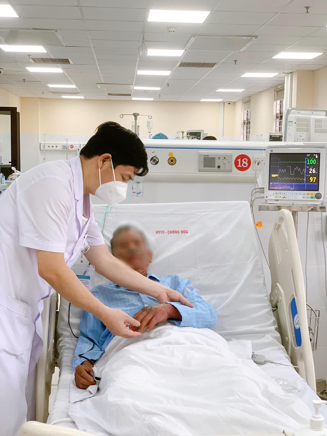 Tự chữa trị tại nhà khi bị rắn độc cắn, người đàn ông suy đa tạng, suýt phải cắt cụt tay Tự chữa trị tại nhà khi bị rắn độc cắn, người đàn ông suy đa tạng, suýt phải cắt cụt tay