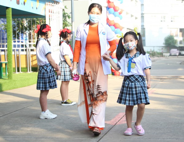 Tin tức giáo dục đặc biệt 9.8: Lại nóng chuyện tăng học phí