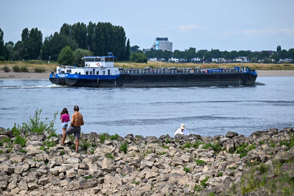 Tuyến đường thủy quan trọng nhất Tây Âu cạn nước, ngành công nghiệp Đức lại gặp vấn đề - Ảnh 2.