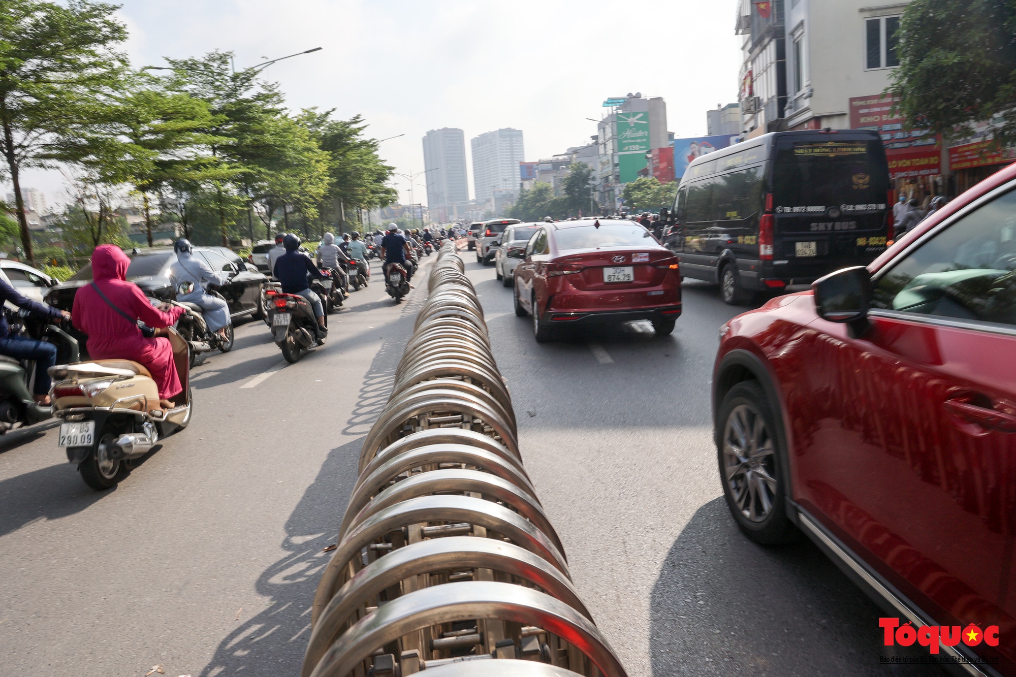 Hà Nội: Giao thông lộn xộn trên đường Nguyễn Trãi sau phân làn mới - Ảnh 7.