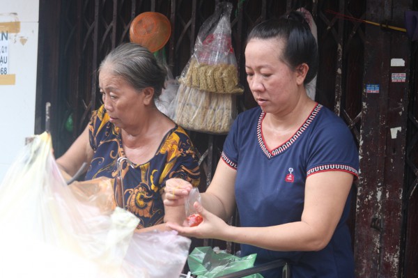 Bánh canh bình dân níu chân thực khách 20 năm, ăn kèm... chân gà đầu gà