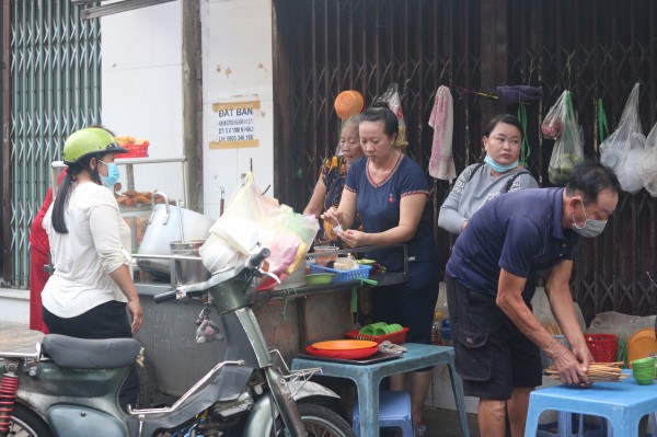 Bánh canh bình dân níu chân thực khách 20 năm, ăn kèm... chân gà đầu gà