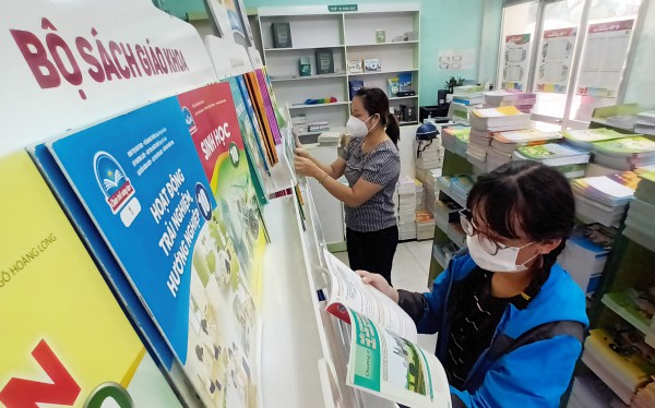 Tập huấn sử dụng sách giáo khoa mới nhưng giáo viên chưa có sách