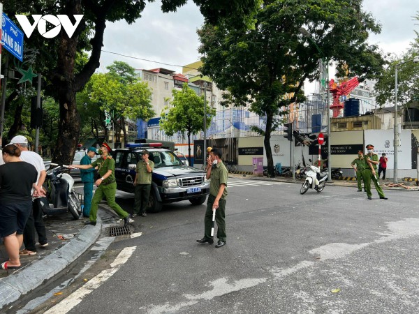 Phong tỏa hiện trường điều tra vụ người phụ nữ bị đâm chết ở phố Hàng Bài