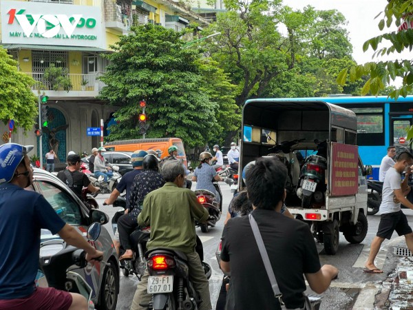 Phong tỏa hiện trường điều tra vụ người phụ nữ bị đâm chết ở phố Hàng Bài