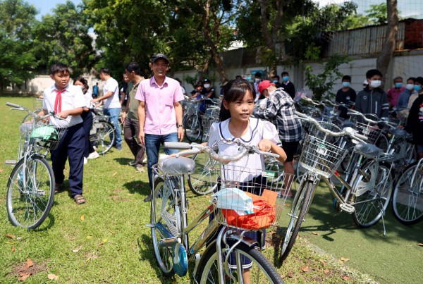 Đội bóng Báo Thanh Niên trao xe đạp, gây quỹ mua bảo hiểm y tế cho học sinh