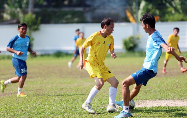 Đội bóng Báo Thanh Niên trao xe đạp, gây quỹ mua bảo hiểm y tế cho học sinh