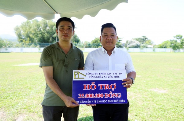 Đội bóng Báo Thanh Niên trao xe đạp, gây quỹ mua bảo hiểm y tế cho học sinh